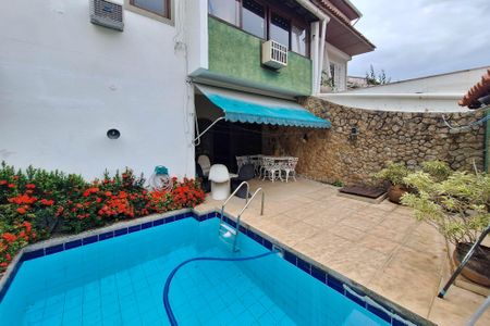 Casa de condomínio à venda com 223m², 4 quartos e 4 vagasQuintal