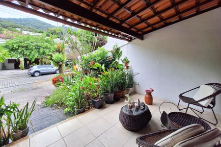 Casa de condomínio à venda com 223m², 4 quartos e 4 vagasQuintal
