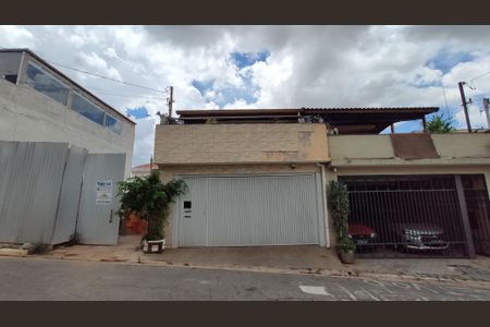 Casa à venda com 196m², 3 quartos e 2 vagasFachada