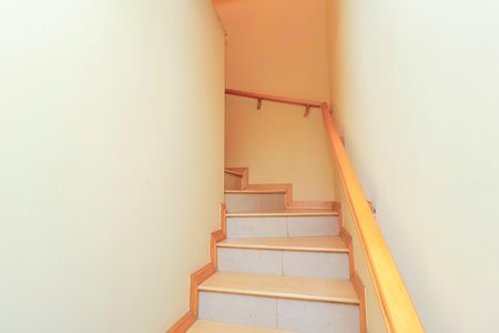 Casa de condomínio à venda com 104m², 3 quartos e 2 vagasEscada