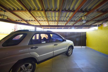 Sala - Vista garagem  de casa para alugar com 2 quartos, 100m² em São João do Rio Vermelho, Florianópolis