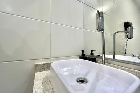 Banheiro de kitnet/studio para alugar com 1 quarto, 24m² em Vila Santa Catarina, São Paulo