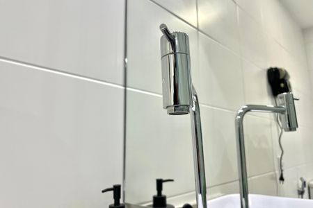 Banheiro de kitnet/studio para alugar com 1 quarto, 24m² em Vila Santa Catarina, São Paulo