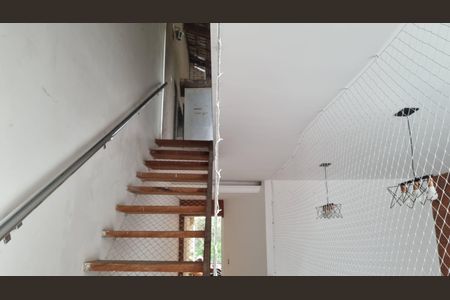Escada de casa para alugar com 3 quartos, 345m² em Jardim Guapituba, Mauá