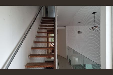 Escada de casa para alugar com 3 quartos, 345m² em Jardim Guapituba, Mauá