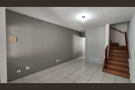 Sala de casa para alugar com 2 quartos, 75m² em Vila Sinha, São Paulo