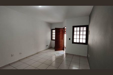 Casa para alugar com 75m², 2 quartos e 2 vagas Casa para alugar com 75m², 2 quartos e 2 vagasSala