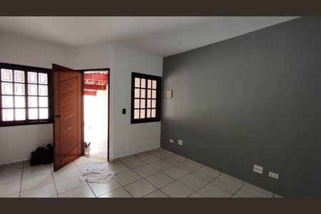 Sala de casa para alugar com 2 quartos, 75m² em Vila Sinha, São Paulo