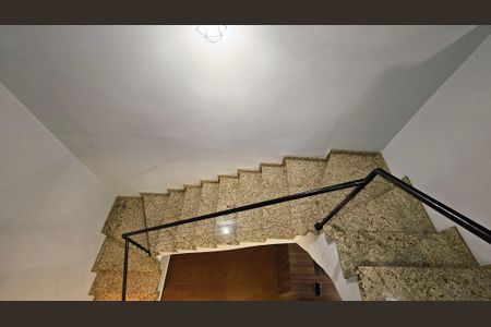 Casa à venda com 339m², 5 quartos e 2 vagasEscada