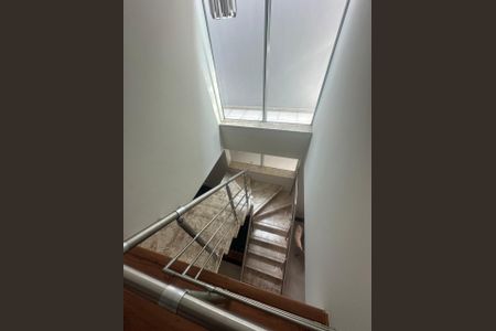 Escada de casa à venda com 3 quartos, 250m² em Jardim do Luar (fazendinha), Santana de Parnaíba