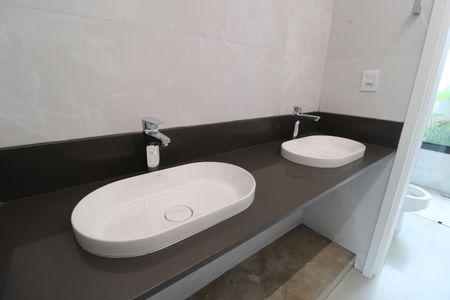 Casa de condomínio para alugar com 200m², 3 quartos e 4 vagasBanheiro do Quarto 3