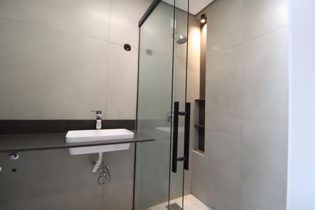 Casa de condomínio para alugar com 200m², 3 quartos e 4 vagasBanheiro do Quarto 1