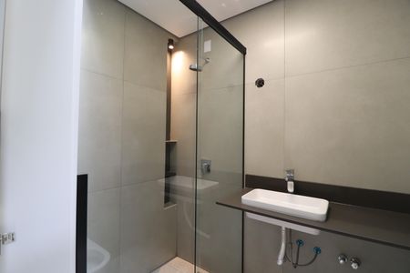 Casa de condomínio para alugar com 200m², 3 quartos e 4 vagasBanheiro do Quarto 2