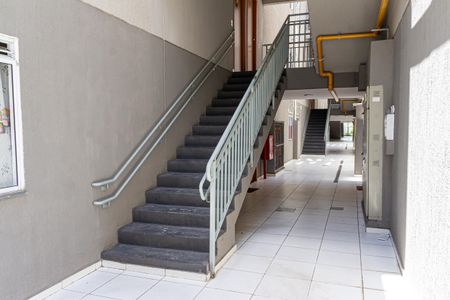 Apartamento para alugar com 45m², 2 quartos e sem vaga Apartamento para alugar com 45m², 2 quartos e sem vagaEscada