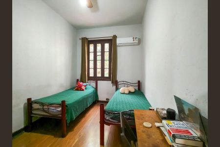 Casa à venda com 258m², 5 quartos e 2 vagasQuarto 1