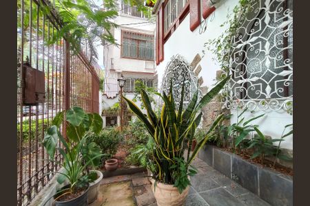 Casa à venda com 258m², 5 quartos e 2 vagasFachada