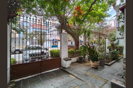 Casa à venda com 258m², 5 quartos e 2 vagasFachada