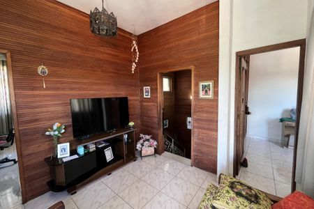 Casa à venda com 649m², 4 quartos e 8 vagas Casa à venda com 649m², 4 quartos e 8 vagasHall das escadas