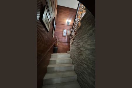 Casa à venda com 649m², 4 quartos e 8 vagas Casa à venda com 649m², 4 quartos e 8 vagasEscadas