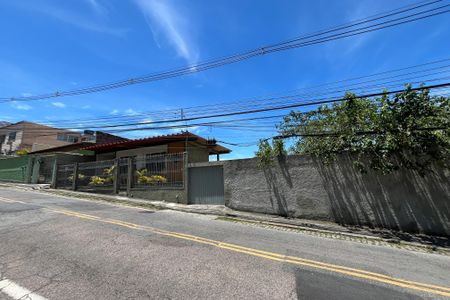 Casa à venda com 649m², 4 quartos e 8 vagas Casa à venda com 649m², 4 quartos e 8 vagasFachada