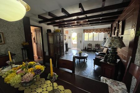 Casa à venda com 649m², 4 quartos e 8 vagas Casa à venda com 649m², 4 quartos e 8 vagasSala