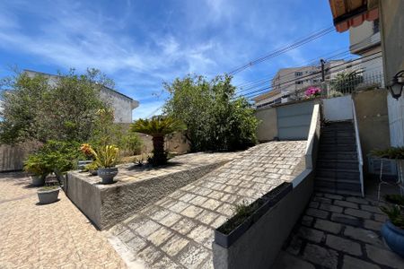 Casa à venda com 649m², 4 quartos e 8 vagas Casa à venda com 649m², 4 quartos e 8 vagasQuintal