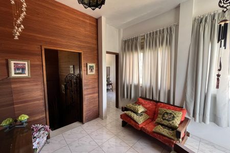 Casa à venda com 649m², 4 quartos e 8 vagas Casa à venda com 649m², 4 quartos e 8 vagasHall das escadas