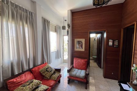 Casa à venda com 649m², 4 quartos e 8 vagas Casa à venda com 649m², 4 quartos e 8 vagasHall das escadas