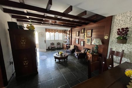 Casa à venda com 649m², 4 quartos e 8 vagas Casa à venda com 649m², 4 quartos e 8 vagasSala