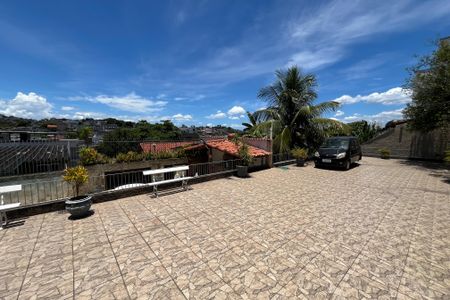 Casa à venda com 649m², 4 quartos e 8 vagas Casa à venda com 649m², 4 quartos e 8 vagasQuintal