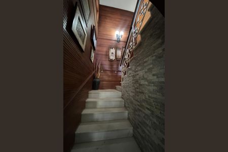 Casa à venda com 649m², 4 quartos e 8 vagas Casa à venda com 649m², 4 quartos e 8 vagasEscadas