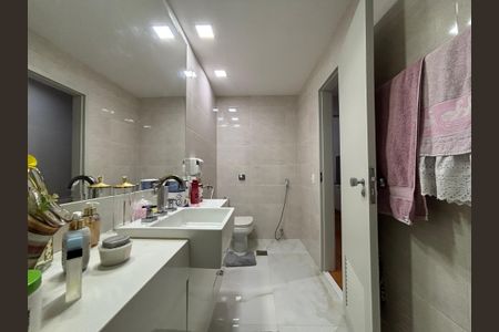 Apartamento à venda com 130m², 3 quartos e 1 vaga Apartamento à venda com 130m², 3 quartos e 1 vagaSuíte - banheiro