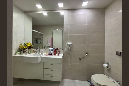 Apartamento à venda com 130m², 3 quartos e 1 vaga Apartamento à venda com 130m², 3 quartos e 1 vagaSuíte - banheiro