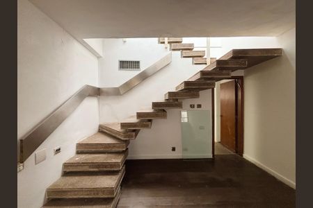 Sala - escada de acesso a cobertura de apartamento à venda com 5 quartos, 500m² em Leblon, Rio de Janeiro