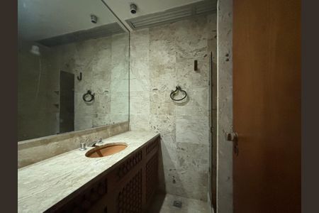 Apartamento à venda com 500m², 5 quartos e 3 vagas Apartamento à venda com 500m², 5 quartos e 3 vagasBanheiro social