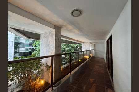 Apartamento à venda com 500m², 5 quartos e 3 vagas Apartamento à venda com 500m², 5 quartos e 3 vagasÁrea comum - varanda do salão de festas