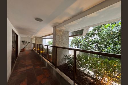 Apartamento à venda com 500m², 5 quartos e 3 vagas Apartamento à venda com 500m², 5 quartos e 3 vagasÁrea comum - varanda do salão de festas