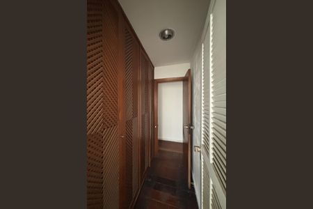 Apartamento à venda com 500m², 5 quartos e 3 vagas Apartamento à venda com 500m², 5 quartos e 3 vagasCorredores