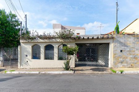 Casa à venda com 170m², 3 quartos e 2 vagas Casa à venda com 170m², 3 quartos e 2 vagasFachada