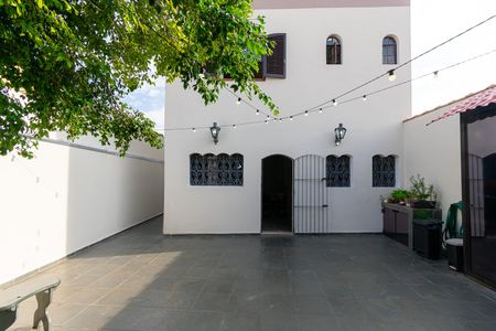 Casa à venda com 170m², 3 quartos e 2 vagas Casa à venda com 170m², 3 quartos e 2 vagasQuintal