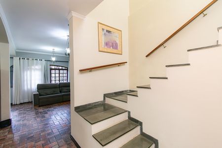 Casa à venda com 170m², 3 quartos e 2 vagas Casa à venda com 170m², 3 quartos e 2 vagasEscada