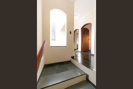 Casa à venda com 170m², 3 quartos e 2 vagas Casa à venda com 170m², 3 quartos e 2 vagasEscada