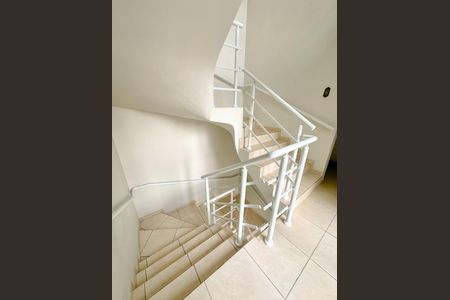 Apartamento para alugar com 60m², 2 quartos e 1 vagaEscada