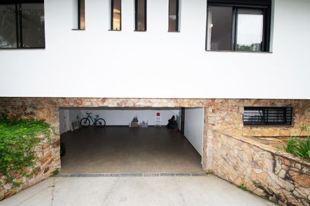 Casa à venda com 350m², 5 quartos e 3 vagasfachada e garagem