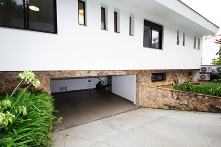 Casa à venda com 350m², 5 quartos e 3 vagasfachada e garagem