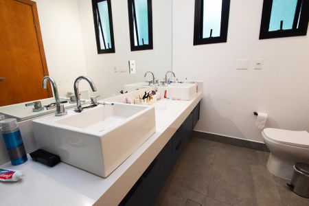 Casa à venda com 350m², 5 quartos e 3 vagasbanheiro  quarto 4