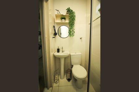 Banheiro de kitnet/studio para alugar com 1 quarto, 30m² em Centro Histórico, Porto Alegre