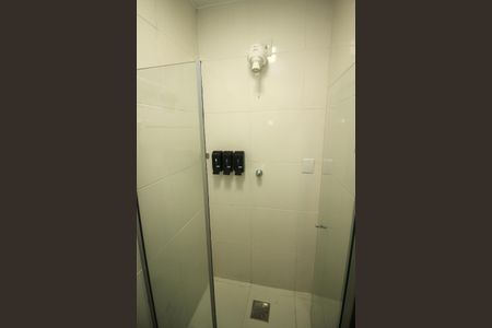 Banheiro de kitnet/studio para alugar com 1 quarto, 30m² em Centro Histórico, Porto Alegre