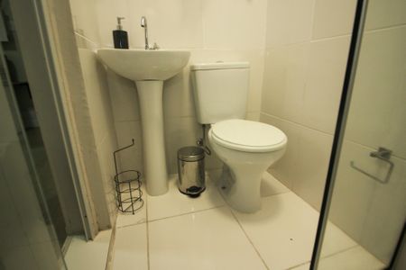 Banheiro de kitnet/studio para alugar com 1 quarto, 30m² em Centro Histórico, Porto Alegre