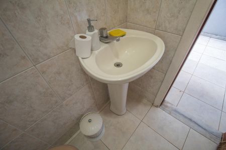 Casa à venda com 420m², 4 quartos e 6 vagasBanheiro de Serviço